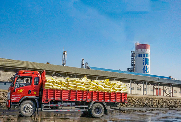 1737101575589728.jpeg 2024年國慶節運銷市場部裝好尿素的車輛出廠 600.jpg