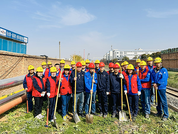 1737355559782811.jpeg 3月20日下午,物料車間黨支部開展“清除雜草保安全 志愿服務顯擔當”主題活動,黨員及青年志愿者集體合影 600.jpg