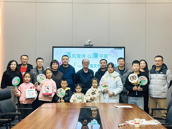 1737355599219765.jpeg 11月30日晚,物料車間黨支部開展以“清風常伴 以廉守家”為主題的廉潔文化進家庭活動,.jpg