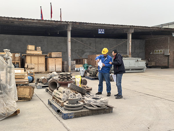 1737539548722105.jpeg 物資采供部人員和車(chē)間技術(shù)人員在現(xiàn)場(chǎng)核對(duì)物資信息.jpg