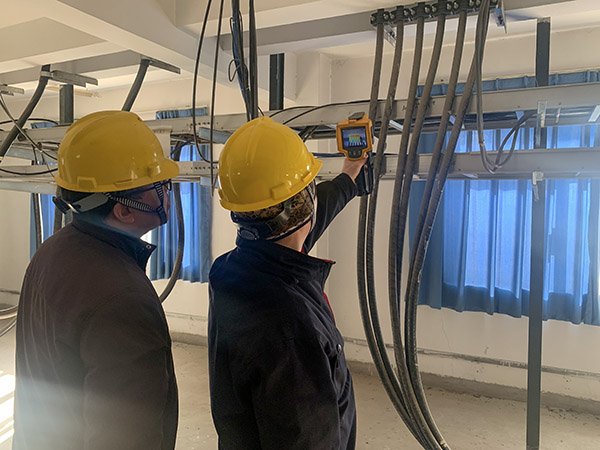 1737638328996751.jpeg 春節前,運行人員對電纜夾層進行排查.jpg