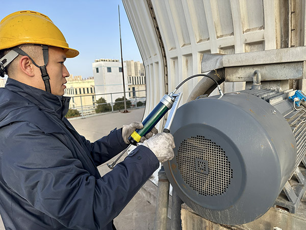 1737882261855115.jpeg 檢修人員正在給電動(dòng)機(jī)加潤滑脂.jpg