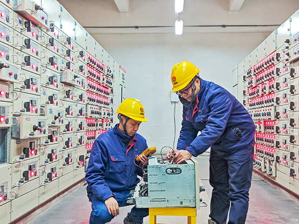 1738917453864752.jpeg 2月5日,運(yùn)行人員正在檢查開關(guān)柜故障1.jpg