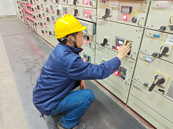 1738917466757916.jpeg 2月5日,運(yùn)行人員正在配電室巡檢.jpg
