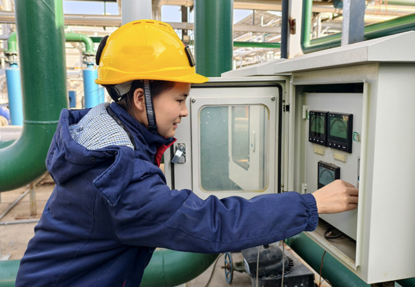 1738976020788921.jpeg 廢水處理崗位人員小馬查看濁度儀的歷史數據.jpg