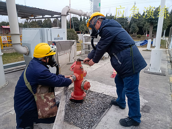 1739404778539983.jpeg 2月12日下午,物料車間191罐區(qū)開展甲醇裝車泄漏應急演練.jpg