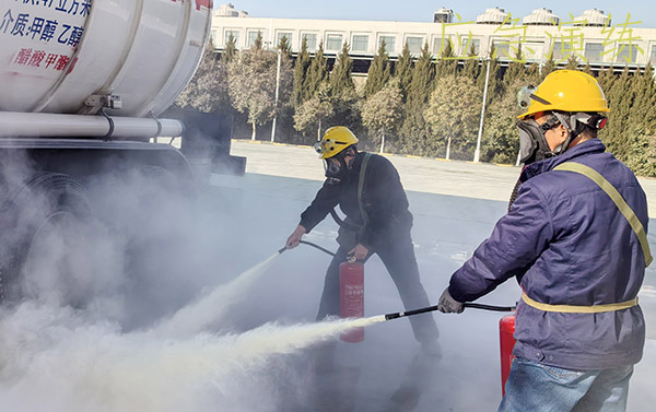 1739404791115741.jpeg 2月12日下午,物料車間191罐區(qū)開展甲醇裝車泄漏應急演練 (2).jpg