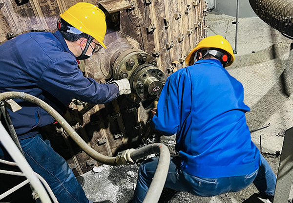 241740389477140957.jpg 氣化爐更換高溫熱偶.jpg