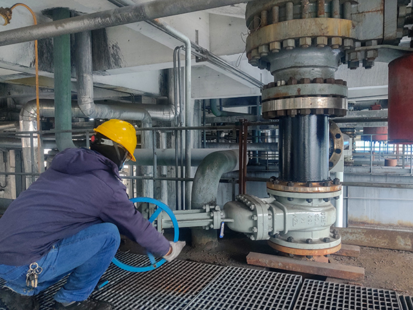 251740477385148006.jpg 2月22日,氣化爐連通管線改造完成,工藝人員切換試用 照片.jpg