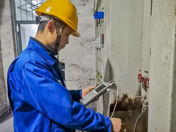 041741069333630957.jpg 3月4日上午9時,青工王斐飛手動作爐水取樣分析.jpg