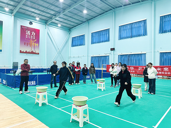 3月5日下午，物料車(chē)間舉辦以“巾幗綻芳華 乒搏向未來(lái)”為主題的女職工乒乓球趣味運(yùn)動(dòng)會(huì)，圖為趣味夾乒乓球.JPG