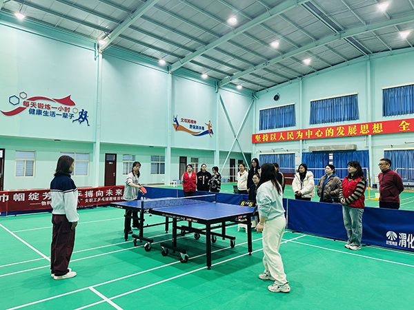3月5日下午，物料車(chē)間舉辦以“巾幗綻芳華 乒搏向未來(lái)”為主題的女職工乒乓球趣味運(yùn)動(dòng)會(huì)，圖為乒乓球單打項(xiàng)目.JPG