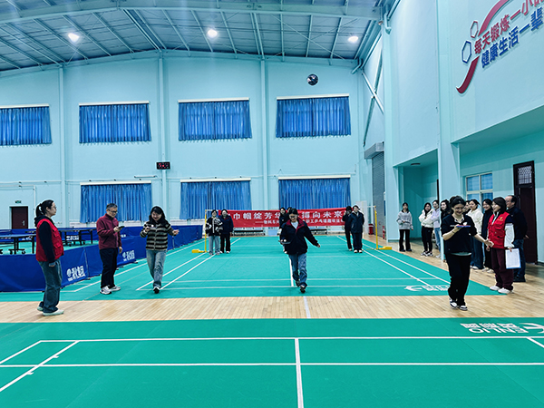 3月5日下午，物料車(chē)間舉辦以“巾幗綻芳華 乒搏向未來(lái)”為主題的女職工乒乓球趣味運(yùn)動(dòng)會(huì)，圖為乒乓球折返跑式.JPG