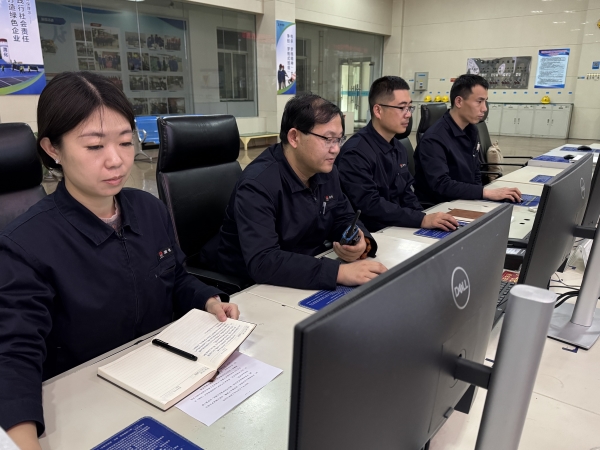 121741738634378697.jpg 中控認真監盤1.jpg