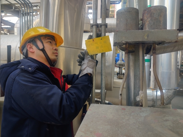 121741742262927575.jpg 3月8日,車間開展跑冒滴漏集中整治現場排查掛漏點牌照片.jpg