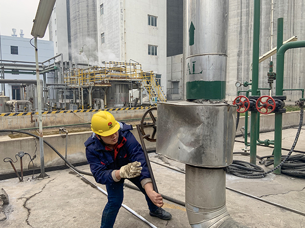 131741833383695634.jpg 3月12時,合成車間員工關(guān)小閥門,避免浪費.jpg