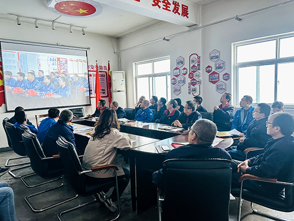 181742268870152829.jpg 3月13日下午,物料車間黨支部開展“惠學(xué)礪心 筑夢(mèng)前行”主題黨日活動(dòng),圖為集中觀看了陜煤集團(tuán)第一期惠學(xué)礪心大課堂錄播視頻.jpg