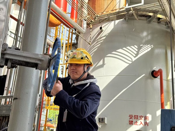 311743385219180072.jpg 操作人員在現(xiàn)場調(diào)節(jié)閥門.jpg