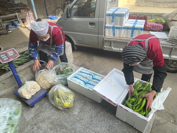 051743811512152630.jpg 餐廳人員驗收蔬菜.jpg