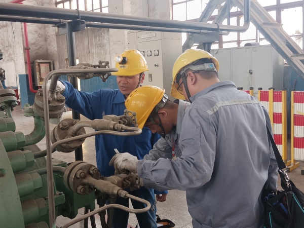 091744168445293772.jpg 4月8日,計控電儀部空分尿素工段韋西榮帶領儀表人員進入一期機組廠房進行機組檢修軸系儀表。.jpg