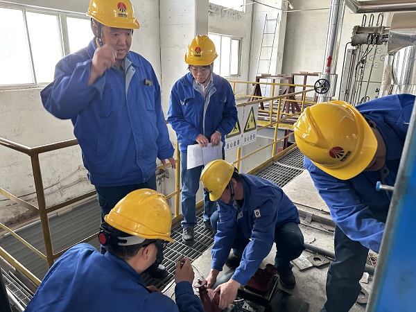 101744241723647042.jpg 王宏大師正在檢查設備接線情況.jpg