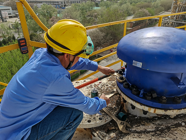 101744245503587186.jpg 4月9日檢修人員在物料車間630罐區甲醇A罐罐頂進行呼吸人孔螺栓緊固.jpg