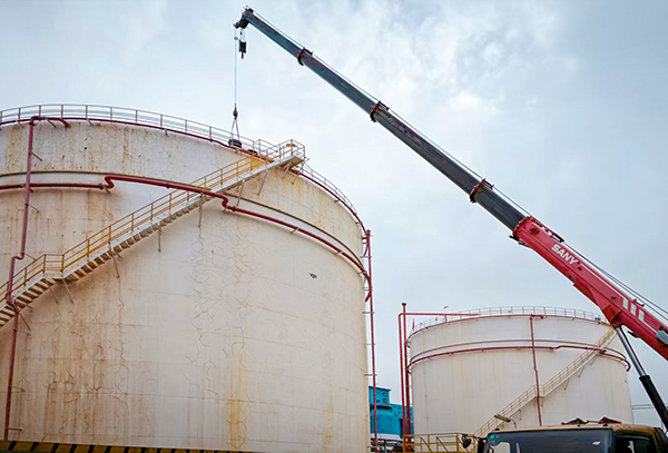 101744245518150496.jpg 4月9日檢修人員在物料車間630罐區對甲醇A罐罐頂呼吸人孔裝置進行吊裝.jpg