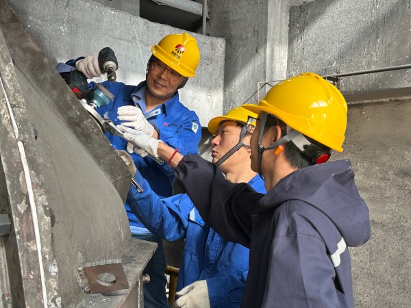 111744329984808098.jpg 4月9日王明偉、康金生、青工曾炳睿在2#鍋爐磨煤機更換北側磨輥溫度.jpg