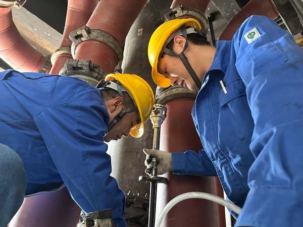 111744329993835357.jpg 4月9日王明偉、康金生在2#鍋爐磨煤機更換磨輥溫度.jpg