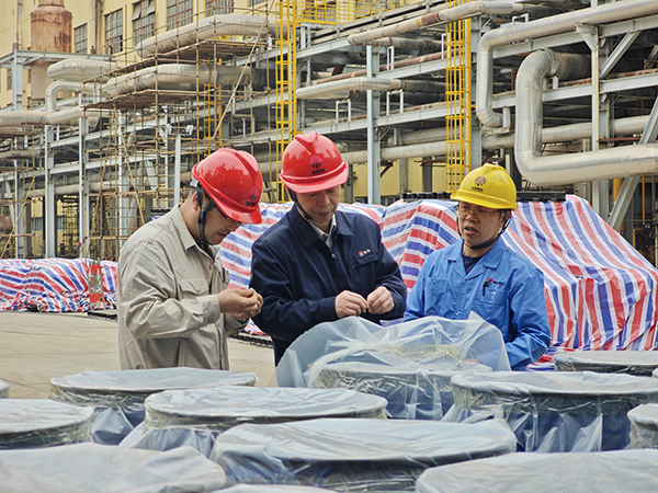 111744354206948764.jpg 總經理趙強深入檢修現(xiàn)場檢查2.jpg