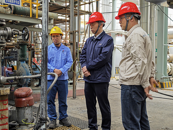 111744354221872780.jpg 總經理趙強深入檢修現(xiàn)場檢查3.jpg