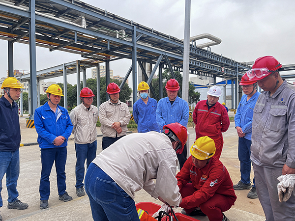 111744357711263128.jpg 消防隊成員對外協人員進行空呼培訓.jpg