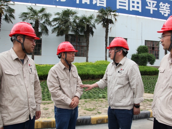 4月11日，公司領(lǐng)導(dǎo)在現(xiàn)場.jpg