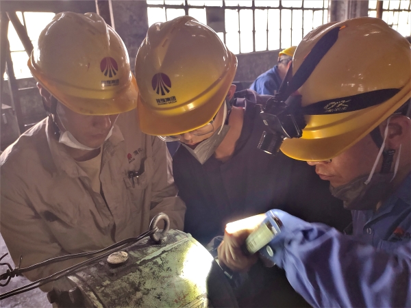 131744498478266807.jpg 4月10日王明偉、康金生、曾炳睿在一期給煤機平臺協(xié)力安裝聯(lián)軸器2.jpg