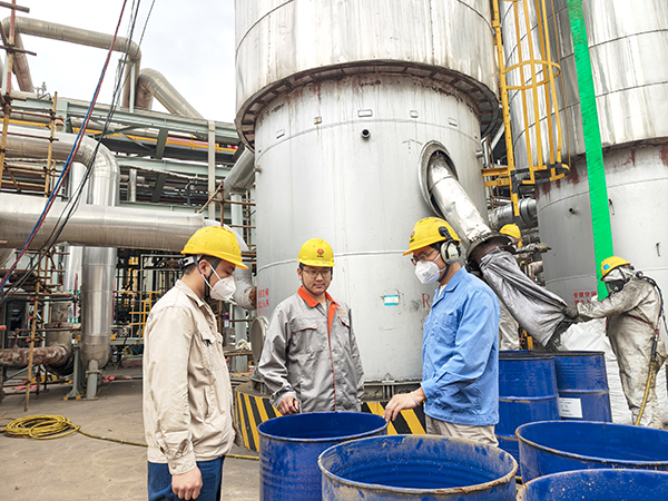 141744591255878235.jpg 袁飛劍負責觸媒更換.jpg