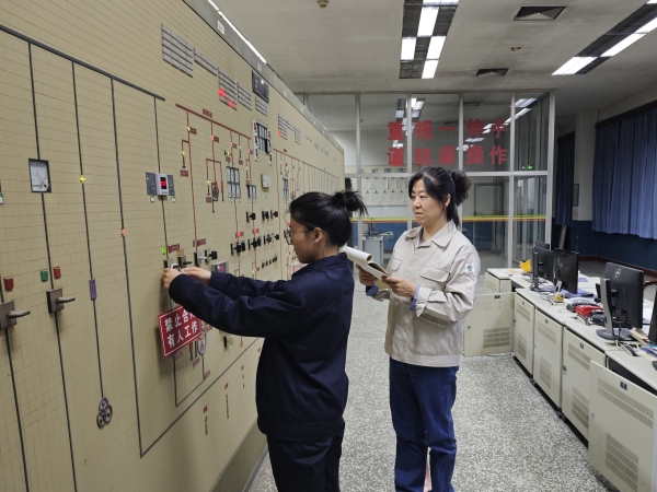 141744592828148044.jpg 張瑩和湯媛正在掛牌.jpg