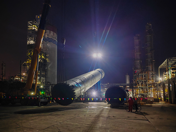 141744593817782597.jpg 4月12日晚8:30舊設備成功吊出.jpg