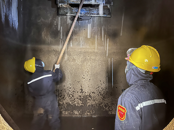 151744675967865299.jpg E60塔內作業人員在進行清洗工作.jpg