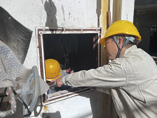 151744675982173246.jpg 藏琨在換熱器旁詢問督促作業人員卸除珠光砂情況.jpg