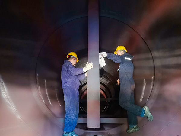 151744682004387487.jpg (圖一)4月13日上午,在52工段給水除氧器內(nèi),工藝技術(shù)員王偉正在給青工岳維哲講述除氧器內(nèi)部構(gòu)造.jpg