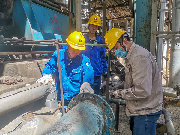 151744682017503084.jpg (圖二)4月13日下午,公司勞動(dòng)模范魏高強(qiáng)利用清理軸封抽汽器的機(jī)會(huì)給青工王仟、李嘉豪講述清理過(guò)程的注意事項(xiàng).jpg