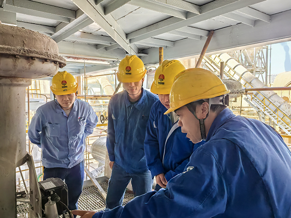 151744682028249964.jpg (圖三)4月14日午飯時(shí),省級(jí)職業(yè)技術(shù)比武冠軍姬霄利用檢修空隙給青工們講解給水旁路調(diào)節(jié)閥的操作方法。.jpg