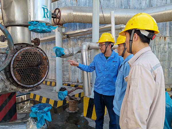 151744682038159579.jpg (圖四)4月14日下午,在公司脫鹽水站,工藝技術(shù)員田亮對(duì)著打開(kāi)的生水加熱器為青工杜樂(lè)和和朱博講解其工作原理.jpg