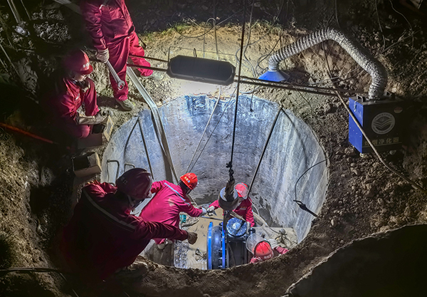 151744697595112738.jpg 4月14日凌晨新更換的閥門進入緊張的焊接階段.jpg