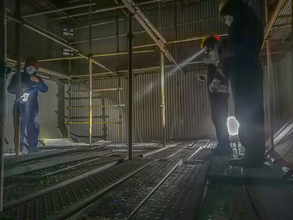 161744760955177361.jpg 4月15日上午10點,檢測團隊在1號鍋爐爐膛內檢查.jpg