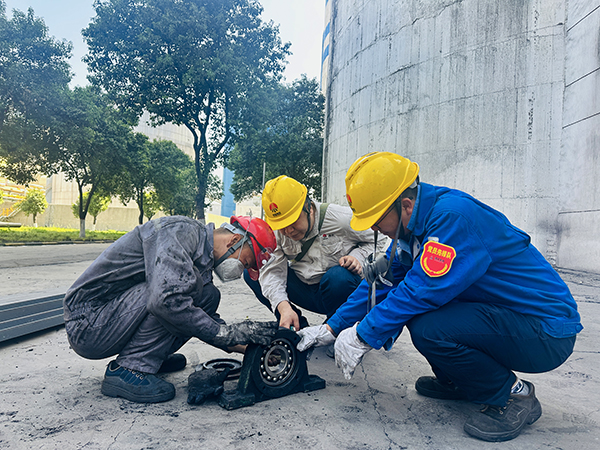 161744763548182663.jpg 檢修過程中車間技術員贠文軍、班組長黃保榮與檢修人員安裝軸承.jpg