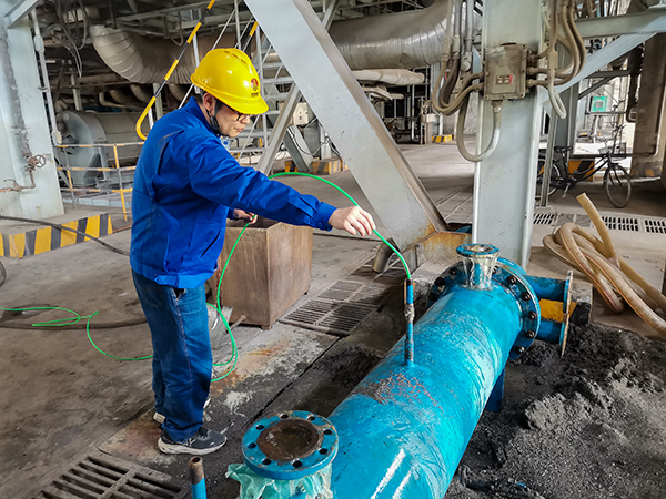 161744786258731240.jpg 工藝技術員畢加佳正在用空氣吹掃油冷器.jpg