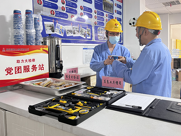 161744787203644772.jpg 黨團(tuán)服務(wù)站志愿者為檢修人員提供酸梅湯.jpg