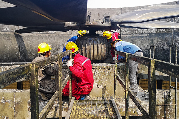 161744793317194919.jpg 設備員對一期循環(huán)水葉輪進行檢查.jpg