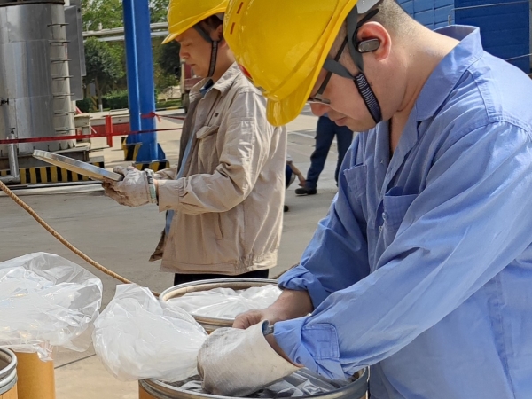 161744794778106168.jpg 4月15日,裝填催化劑現(xiàn)場1.jpg